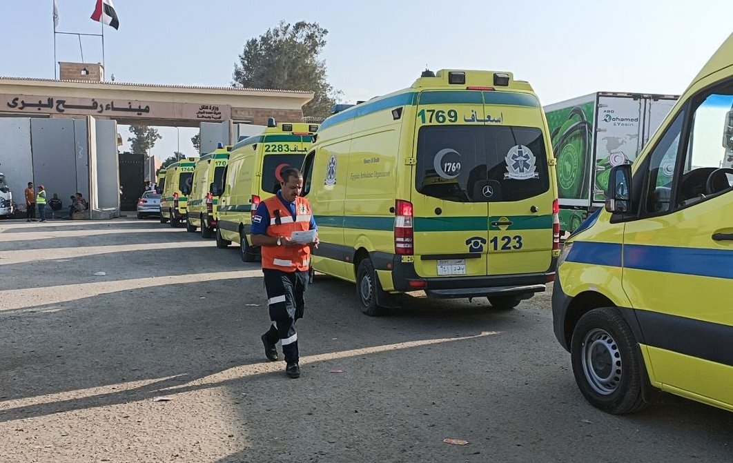 Ambulanslar Filistinli ağır yaralıları nakletmek için Refah Sınır Kapısı'ndan geçti