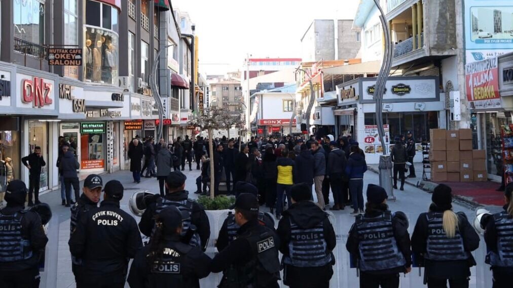 Gemlik Yürüyüşü başladı: Van’da polis kitleye saldırdı